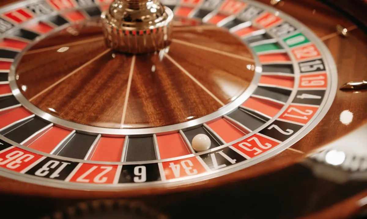 Tampilan situs ulasan Luxury138 dengan informasi provider dan bonus